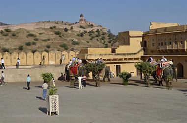 04 Fort_Amber_and Elephants,_Jaipur_DSC5037_b_H600